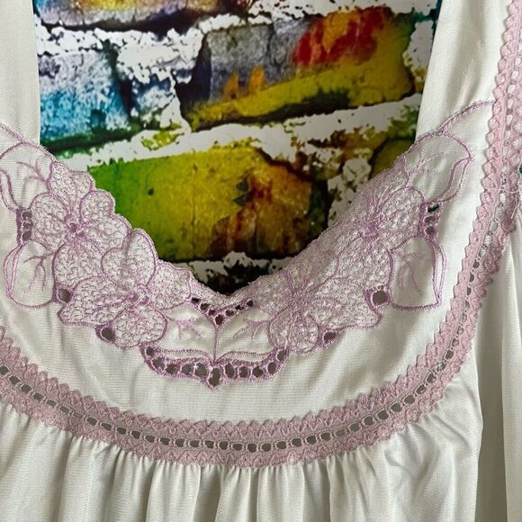 Vintage Vanity Fair Purple Floral Embroidered Nightgown Nylon Size Medium - Picture 4 of 8
